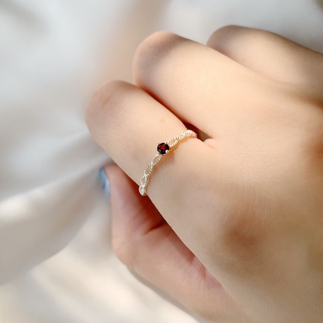 簍空千穀粒小四爪石榴石戒指