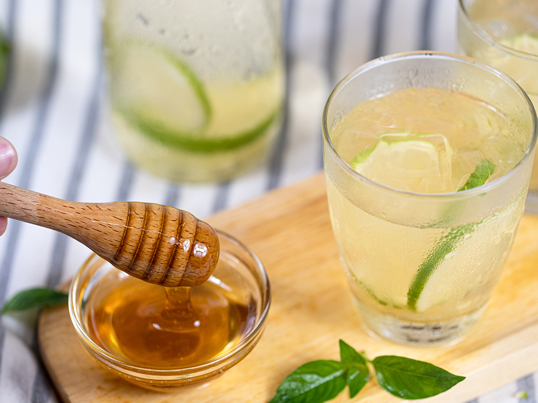 自己來做一杯喝得開心又能補充身體營養的飲品吧！快速簡單的秘訣讓蜂樺蜂蜜專賣店告訴你，如何泡一杯冰涼清爽的蜂蜜檸檬水～