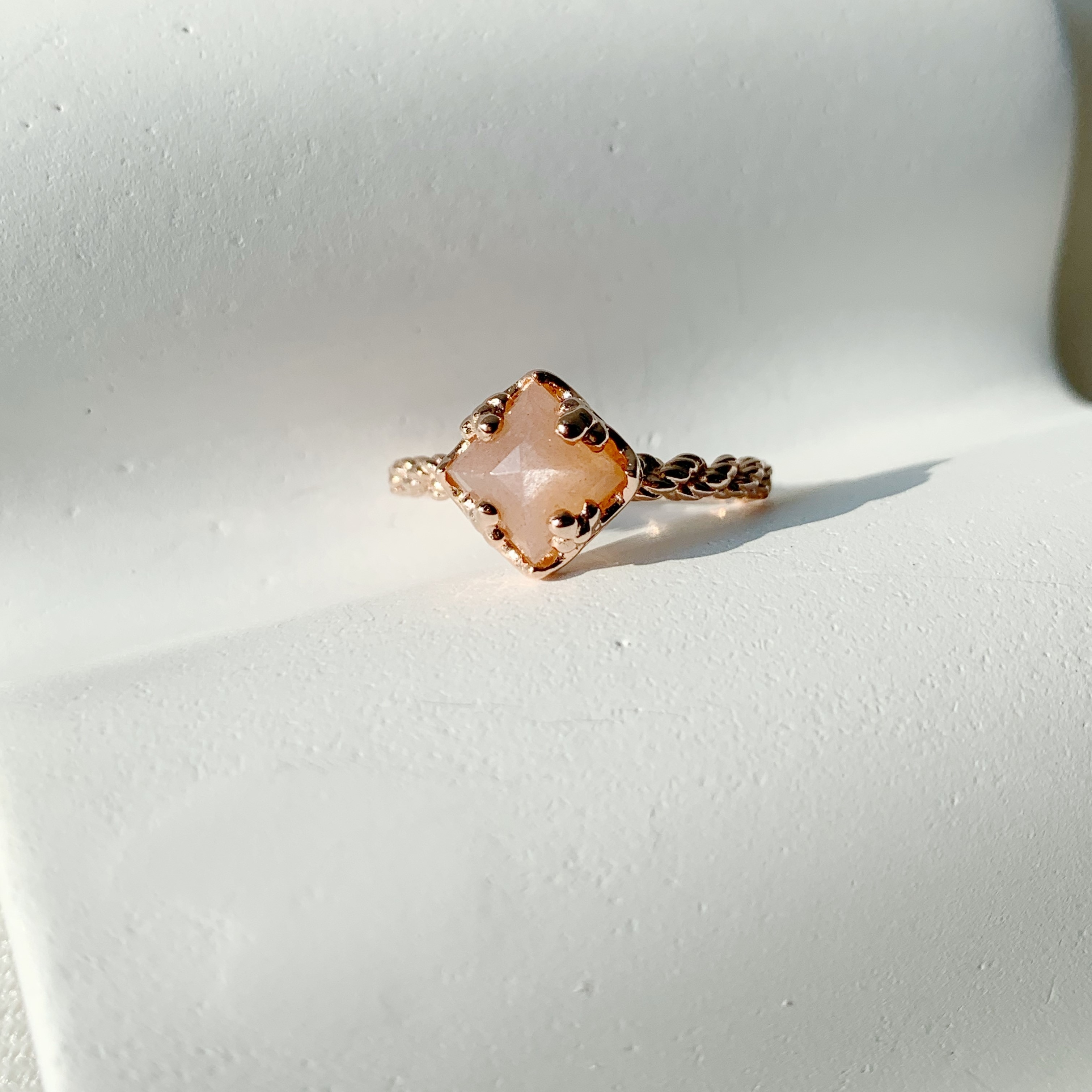 Angkor菱形蜜桃月光戒指