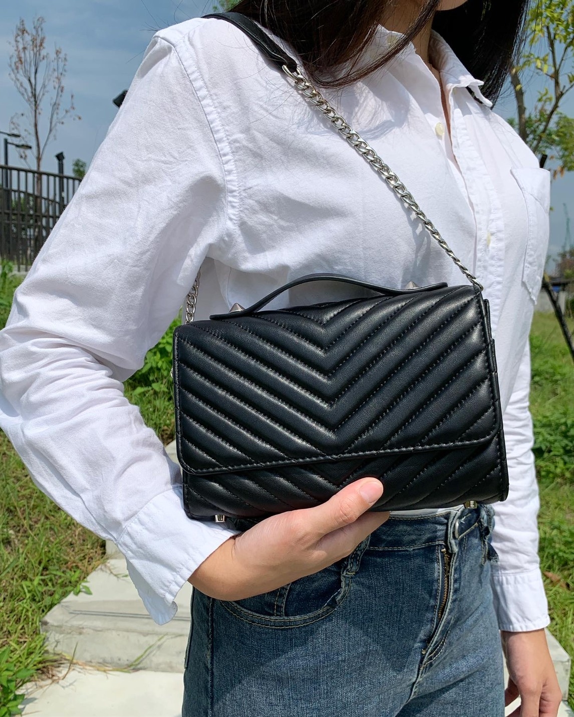 小羊皮V字條紋包