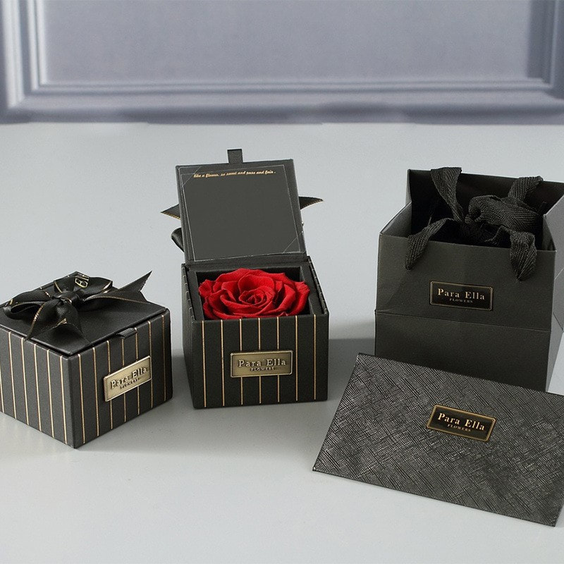 Para Ella不凋謝玫瑰花禮盒，使用厄瓜多爾玫瑰花製作。送禮盒及賀卡。送禮必備。