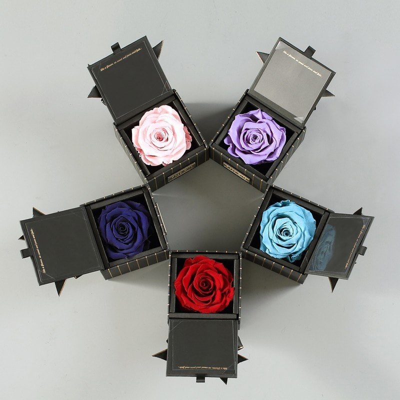 Para Ella不凋謝玫瑰花禮盒，使用厄瓜多爾玫瑰花製作。送禮盒及賀卡。送禮必備。