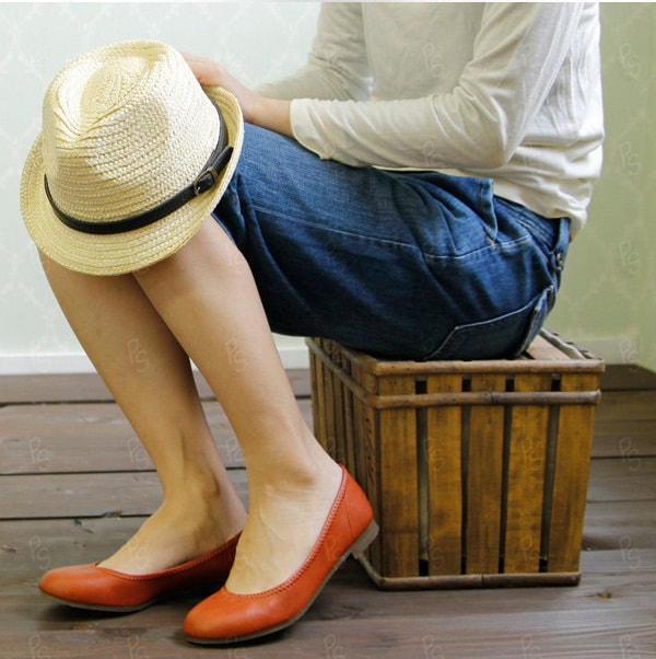 日本製柔軟舒適女裝皮鞋，柔軟伸縮性，舒適鞋墊，無扣無帶，超輕量設計，行路更輕鬆。多色選擇，更設有防潑水款