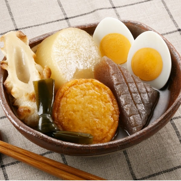 日本即食關東煮，使用日本6種最流行的食材，北海道海帶、鰹魚、柴魚粉製作的湯底，加熱即食，美味方便