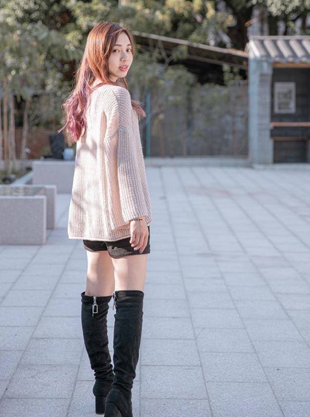 輕柔舒適的V領寬版針織毛衣