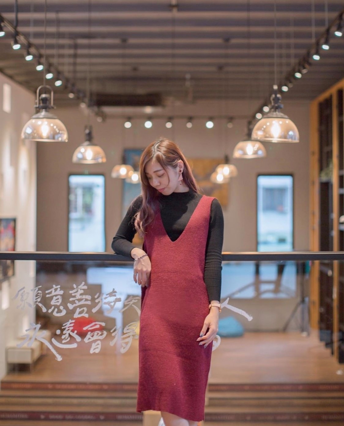 棗紅色針織洋裝背心搭配黑色上衣