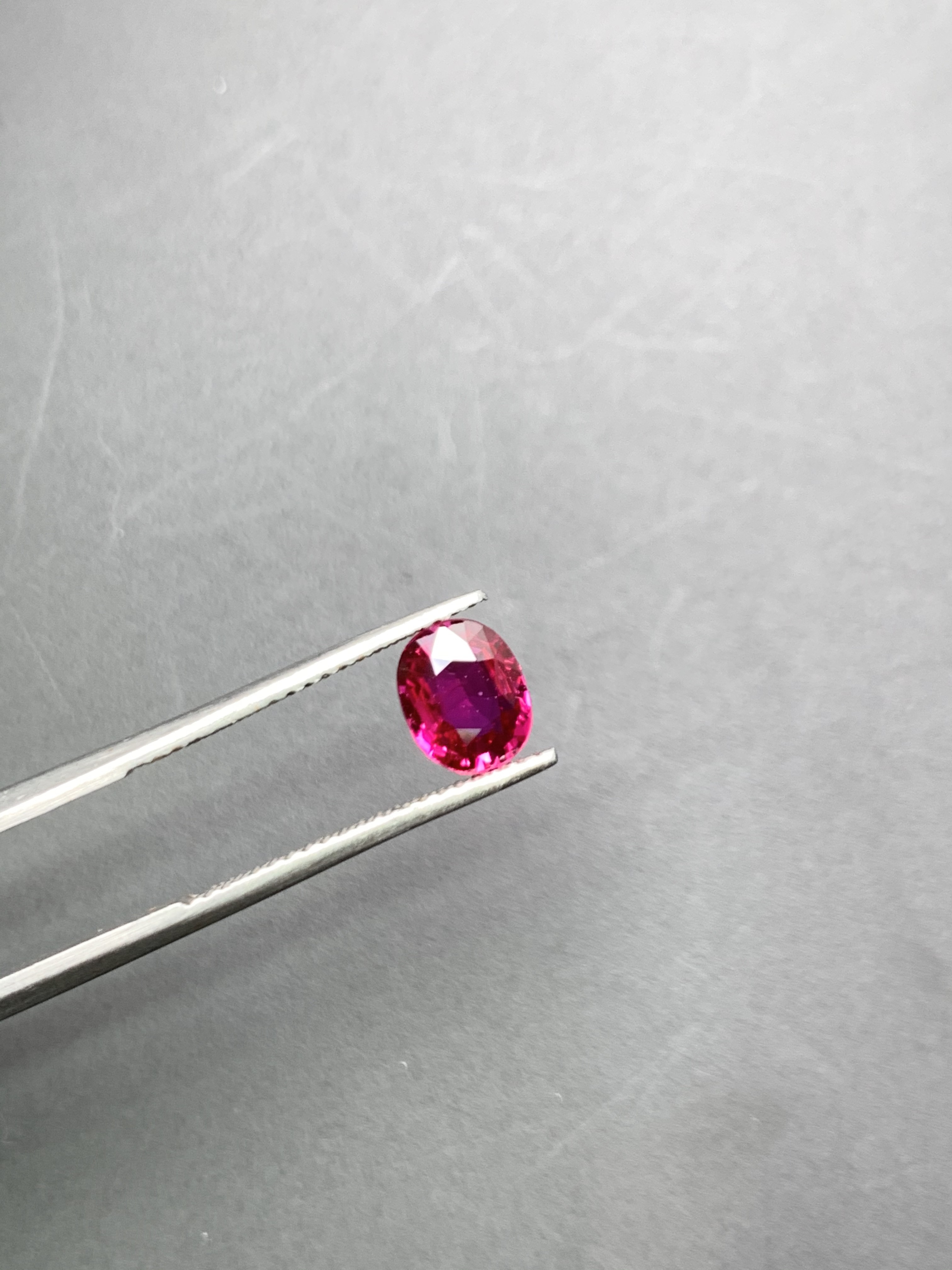 1.13ct 橢圓形無燒紅寶石