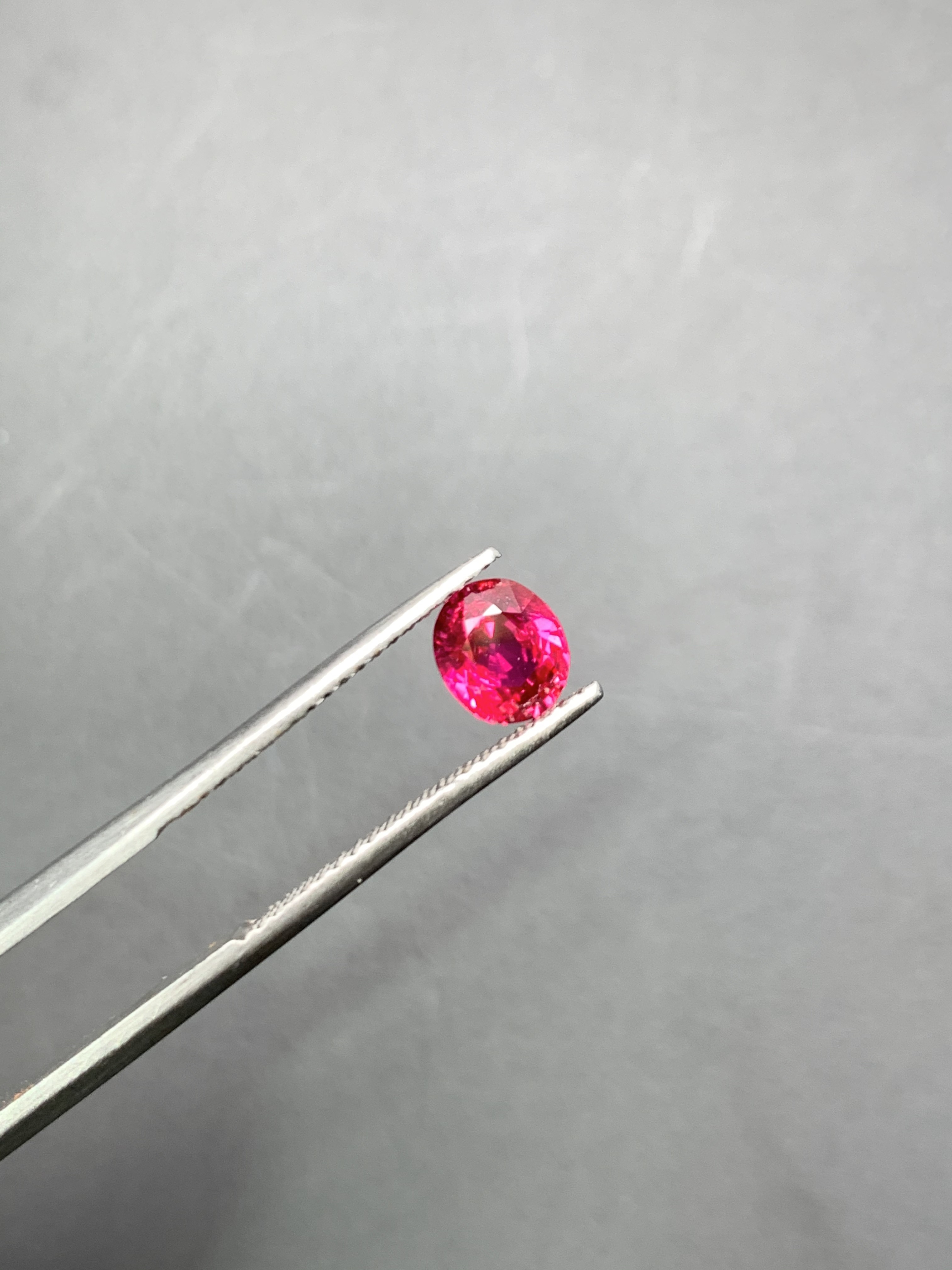 1.07ct 橢圓形無燒紅寶石