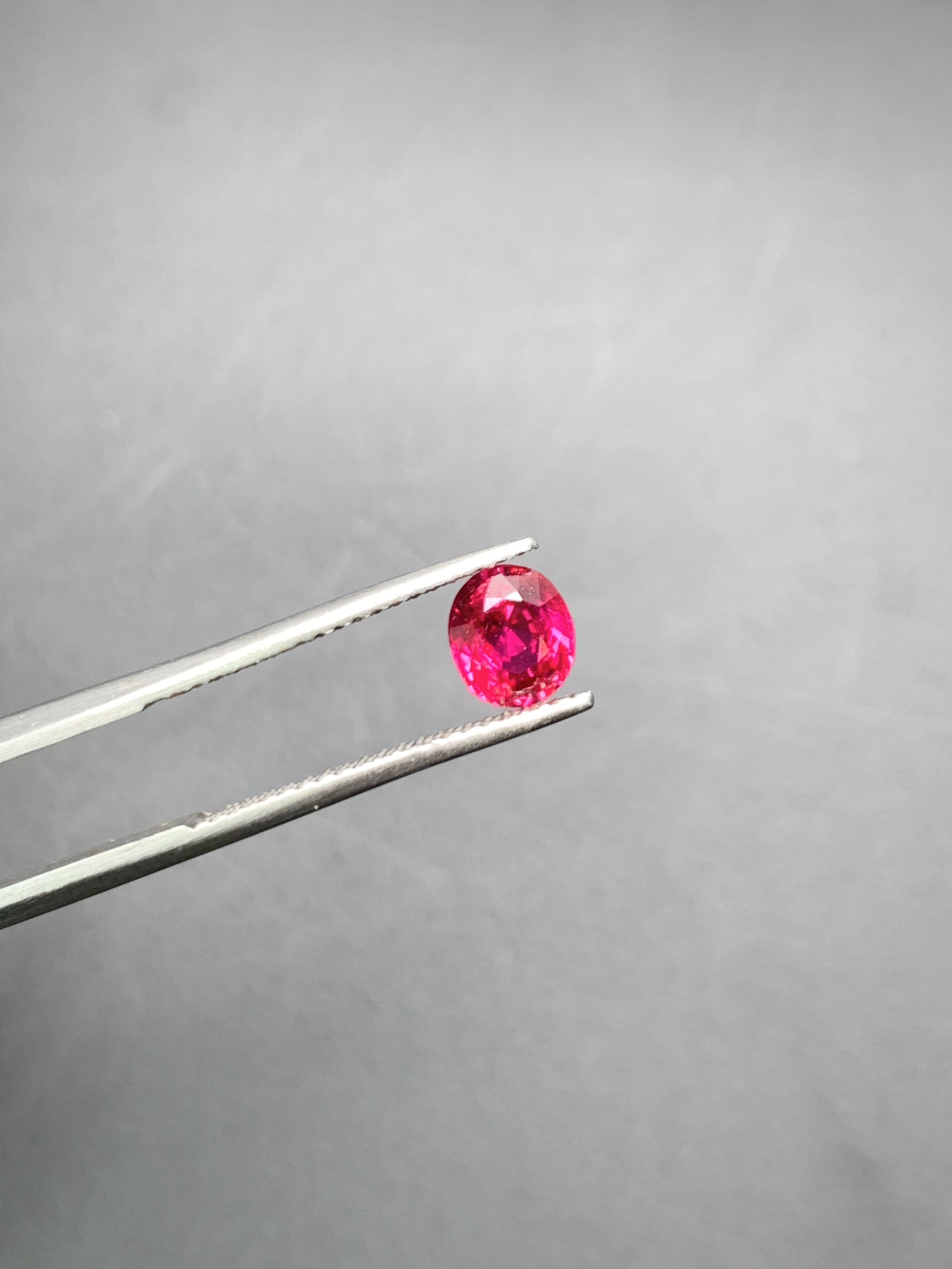 1.07ct 橢圓形無燒紅寶石