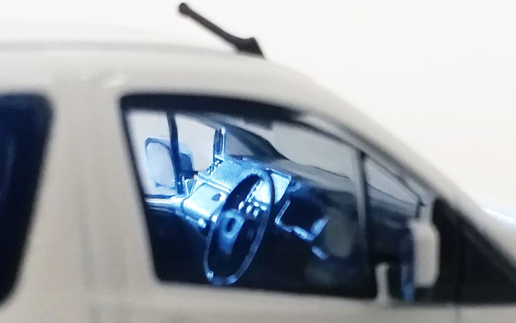 1/64 Toyota Hiace 300 (White) (C33121)