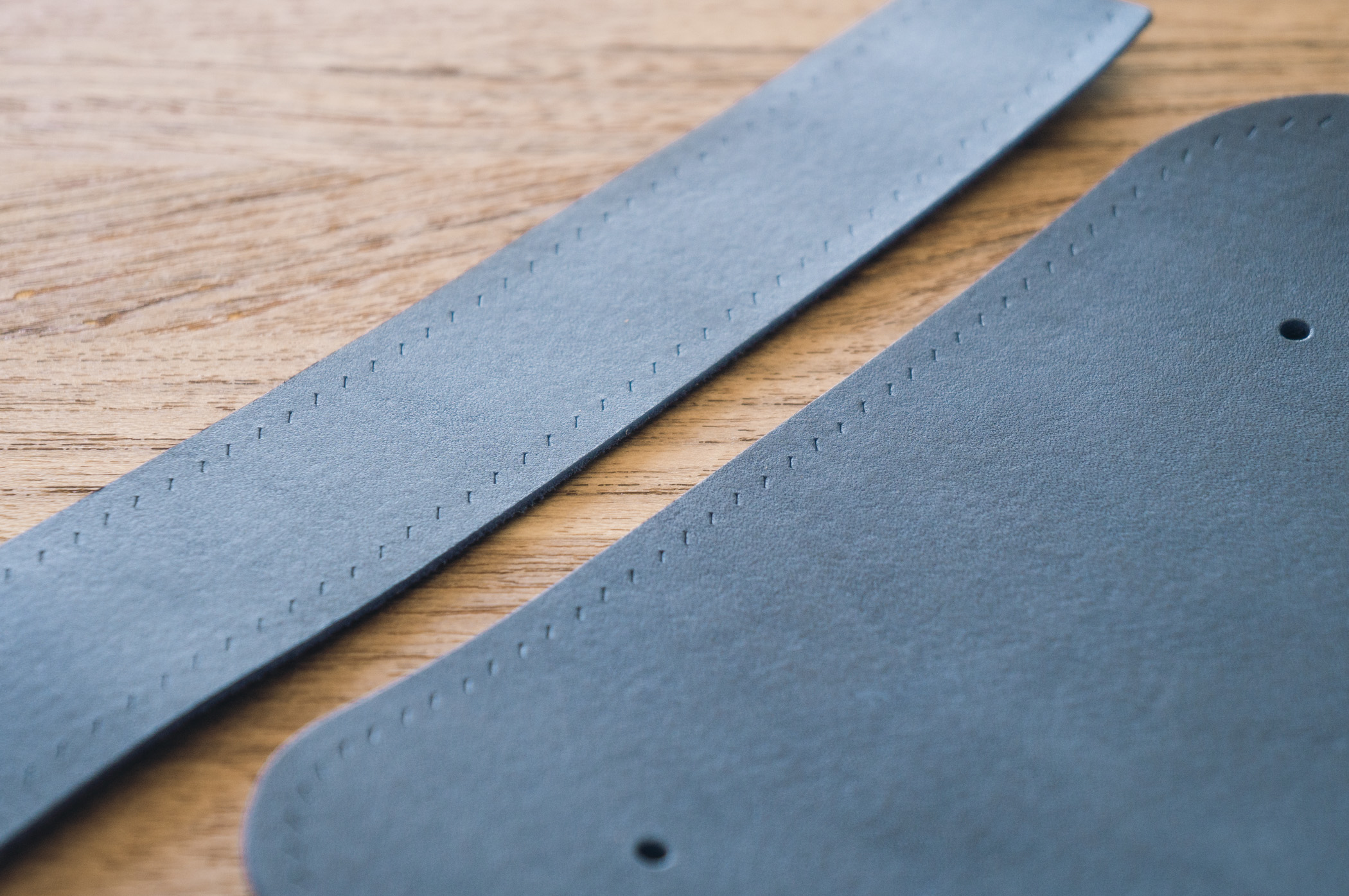 劍橋包材料包在裁皮時我們就會預先為您打好斬孔，只需要享受縫製的樂趣！