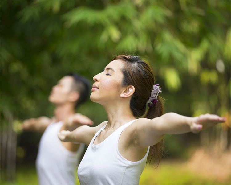 多做體能運動，簡單散步、打太極都能同時訓練專注力、刺激大腦，增加腦細胞養份吸收 看書、打麻將、下棋等動用腦筋的活動都能促進腦部運作，多動用腦筋，記憶力自然會更好