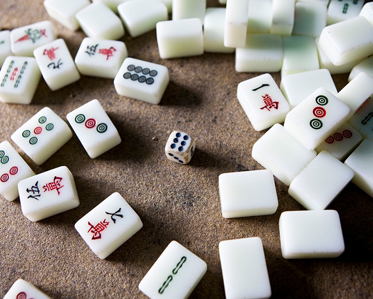 看書、打麻將、下棋等動用腦筋的活動都能促進腦部運作，多動用腦筋，記憶力自然會更好