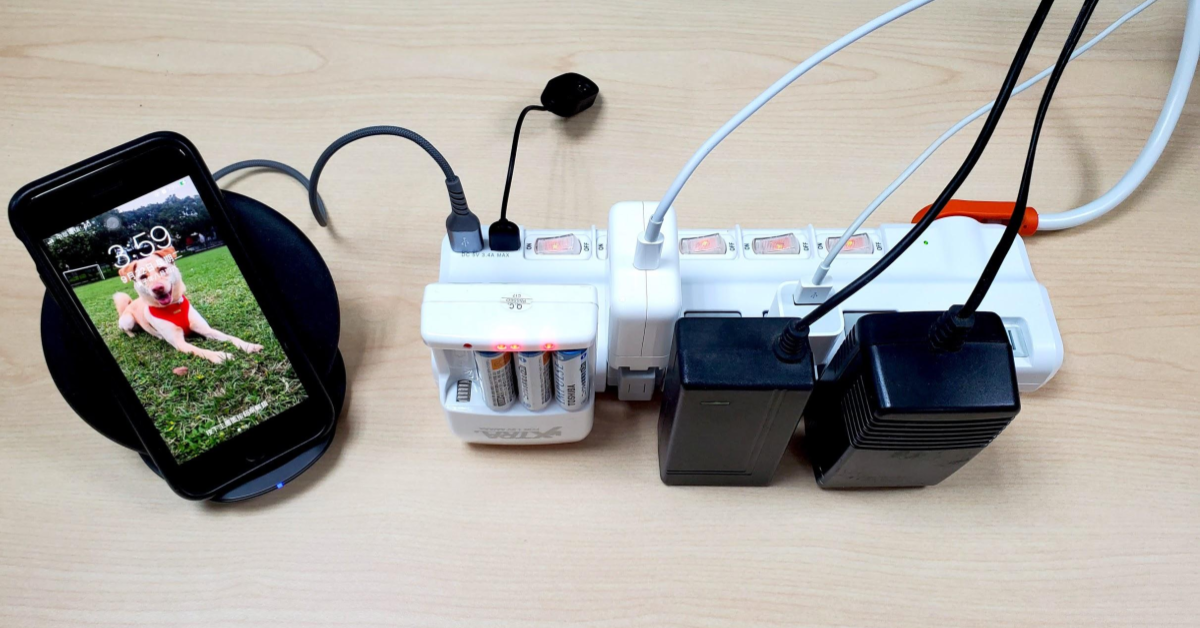 插座可旋轉，插頭不卡卡，有效運用每個插座，附USB充電孔