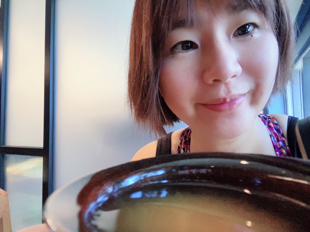 對於吃的東西就開始挑剔起來，希望有營養，可以補充運動後的體力，就選擇了滴雞精，方便攜帶，容易保存的，就找到了芳茲生技日月養生滴雞精，通過多項SGS檢驗合格，低熱量、零膽固醇、零脂肪，只留營養不留豐滿，特殊去雜質技術，滴雞精順口無腥味，大人小孩都愛喝。