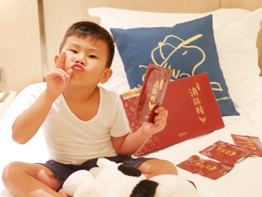 對於吃的東西就開始挑剔起來，希望有營養，可以補充運動後的體力，就選擇了滴雞精，方便攜帶，容易保存的，就找到了芳茲生技日月養生滴雞精，通過多項SGS檢驗合格，低熱量、零膽固醇、零脂肪，只留營養不留豐滿，特殊去雜質技術，滴雞精順口無腥味，大人小孩都愛喝。