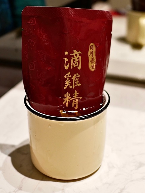 對於吃的東西就開始挑剔起來，希望有營養，可以補充運動後的體力，就選擇了滴雞精，方便攜帶，容易保存的，就找到了芳茲生技日月養生滴雞精，通過多項SGS檢驗合格，低熱量、零膽固醇、零脂肪，只留營養不留豐滿，特殊去雜質技術，滴雞精順口無腥味，大人小孩都愛喝。