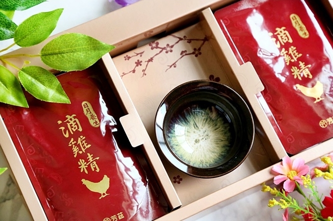 工作相當忙碌又時常作息不規律，長期下來導致精神很容易疲憊又處於很沒體力的狀態，選擇了曾國城代言的「芳茲生技-日月養生滴雞精」，是真正採用全雞滴煉非一般市售角料，低鈉香醇無腥味喝起來非常甘甜，製作過程中也完全不添加一滴水，品質很讓人放心。