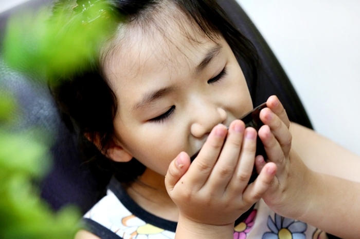 工作相當忙碌又時常作息不規律，長期下來導致精神很容易疲憊又處於很沒體力的狀態，選擇了曾國城代言的「芳茲生技-日月養生滴雞精」，是真正採用全雞滴煉非一般市售角料，低鈉香醇無腥味喝起來非常甘甜，製作過程中也完全不添加一滴水，品質很讓人放心。