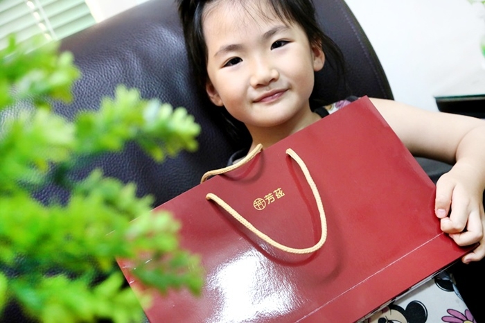 工作相當忙碌又時常作息不規律，長期下來導致精神很容易疲憊又處於很沒體力的狀態，選擇了曾國城代言的「芳茲生技-日月養生滴雞精」，是真正採用全雞滴煉非一般市售角料，低鈉香醇無腥味喝起來非常甘甜，製作過程中也完全不添加一滴水，品質很讓人放心。