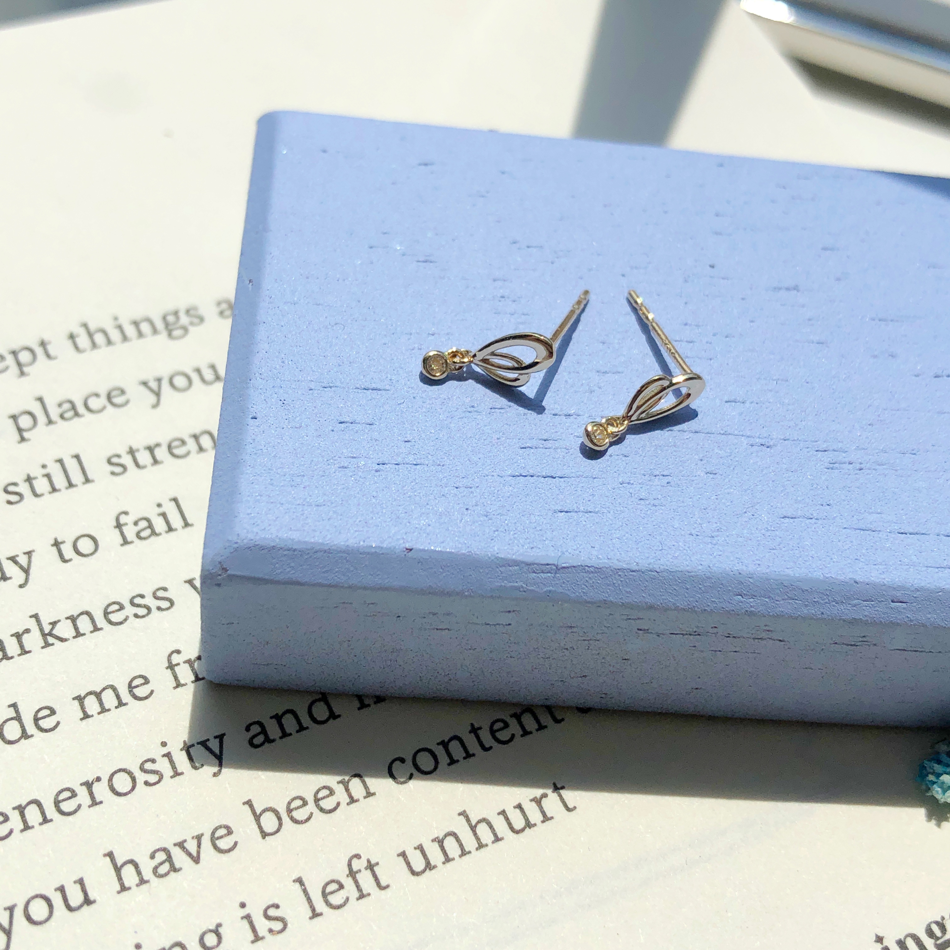 10K/捲曲夢幻心形耳環