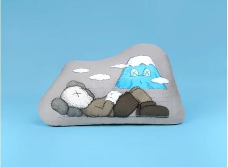 2019AW KAWS HOLIDAY JAPAN Cushion 富士山 靠墊 灰 限量 預購
