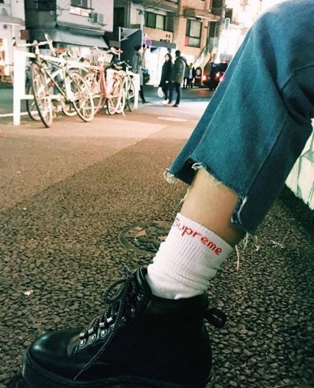 Supreme HANES CREW SOCKS LOGO 4-pack 襪子 長襪 四雙一包 黑 / 白 / 軍綠 / 螢光黃 / 灰色 現貨