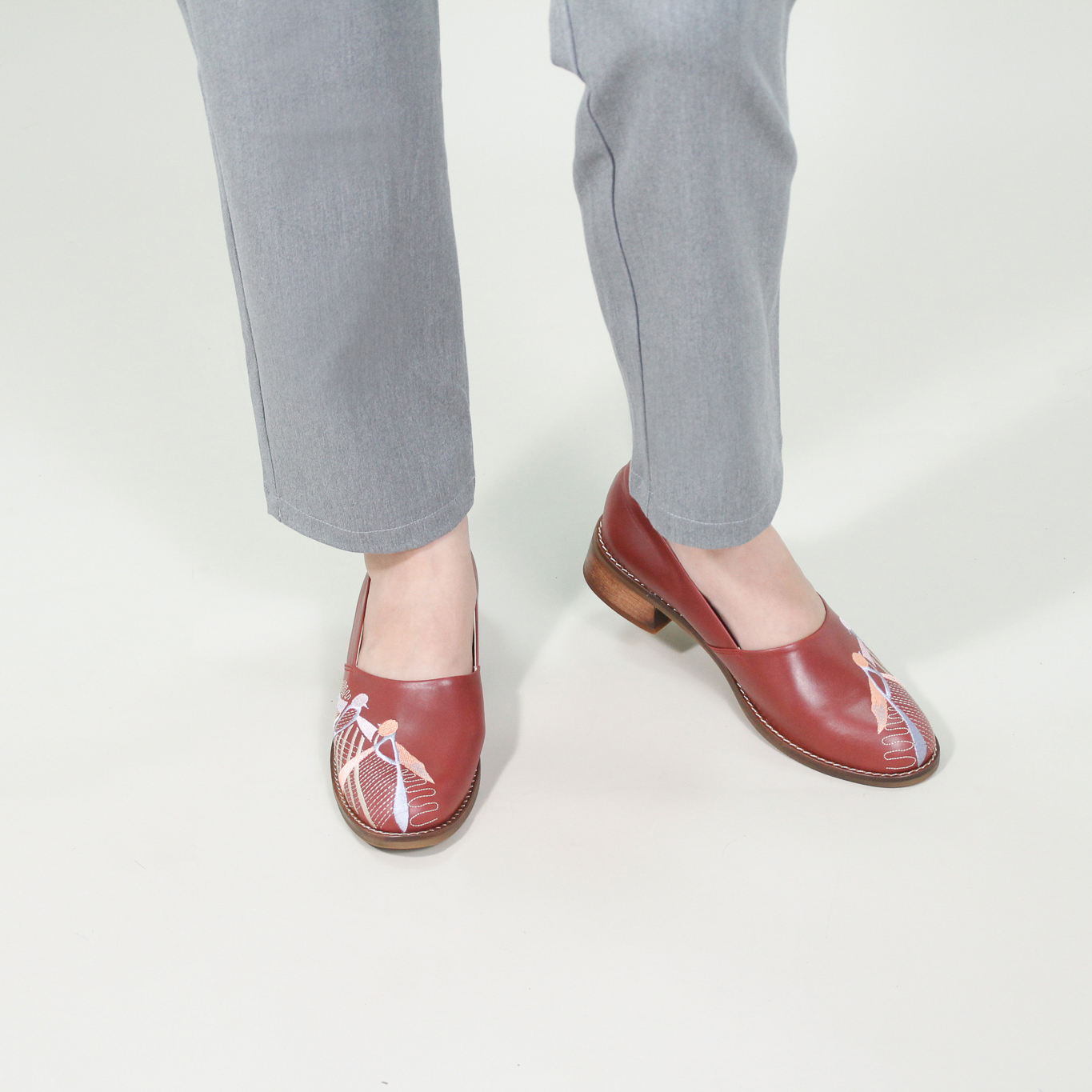刺繡木跟低跟鞋｜乘著夢想(酒紅)