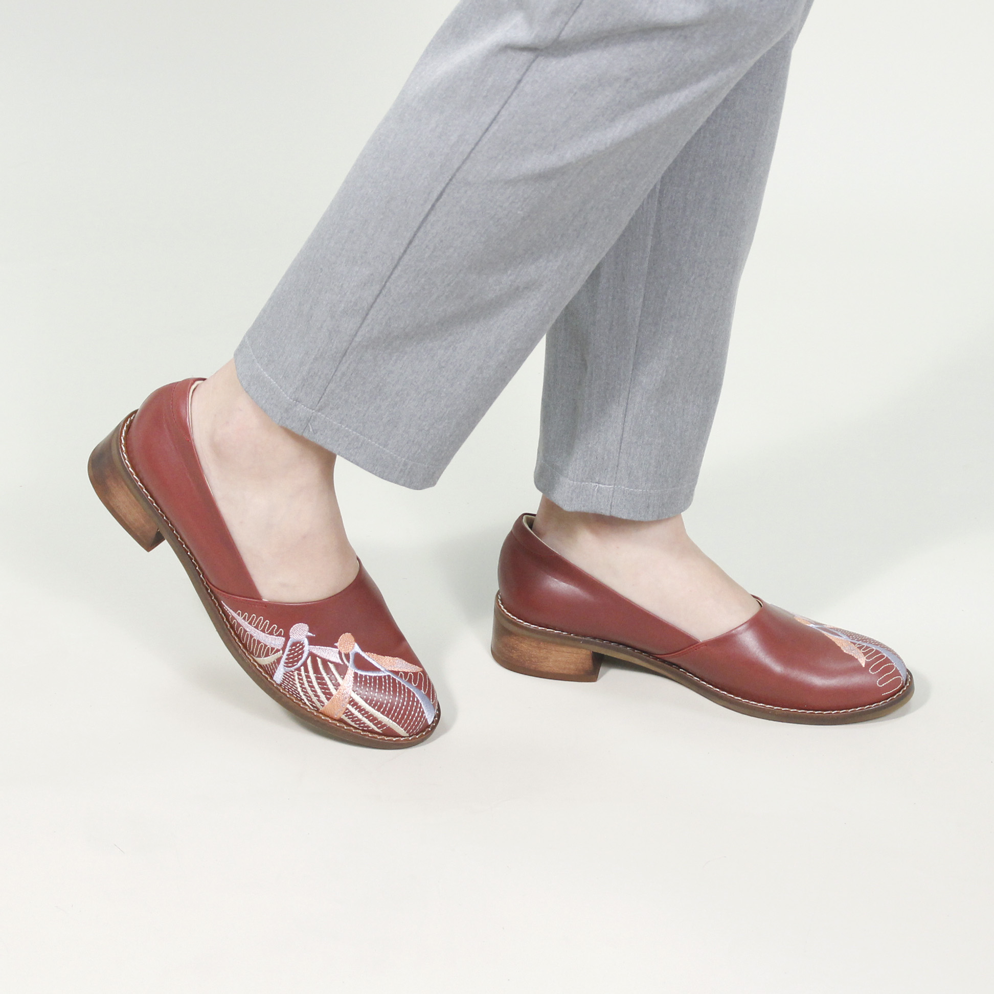 刺繡木跟低跟鞋｜乘著夢想(酒紅)
