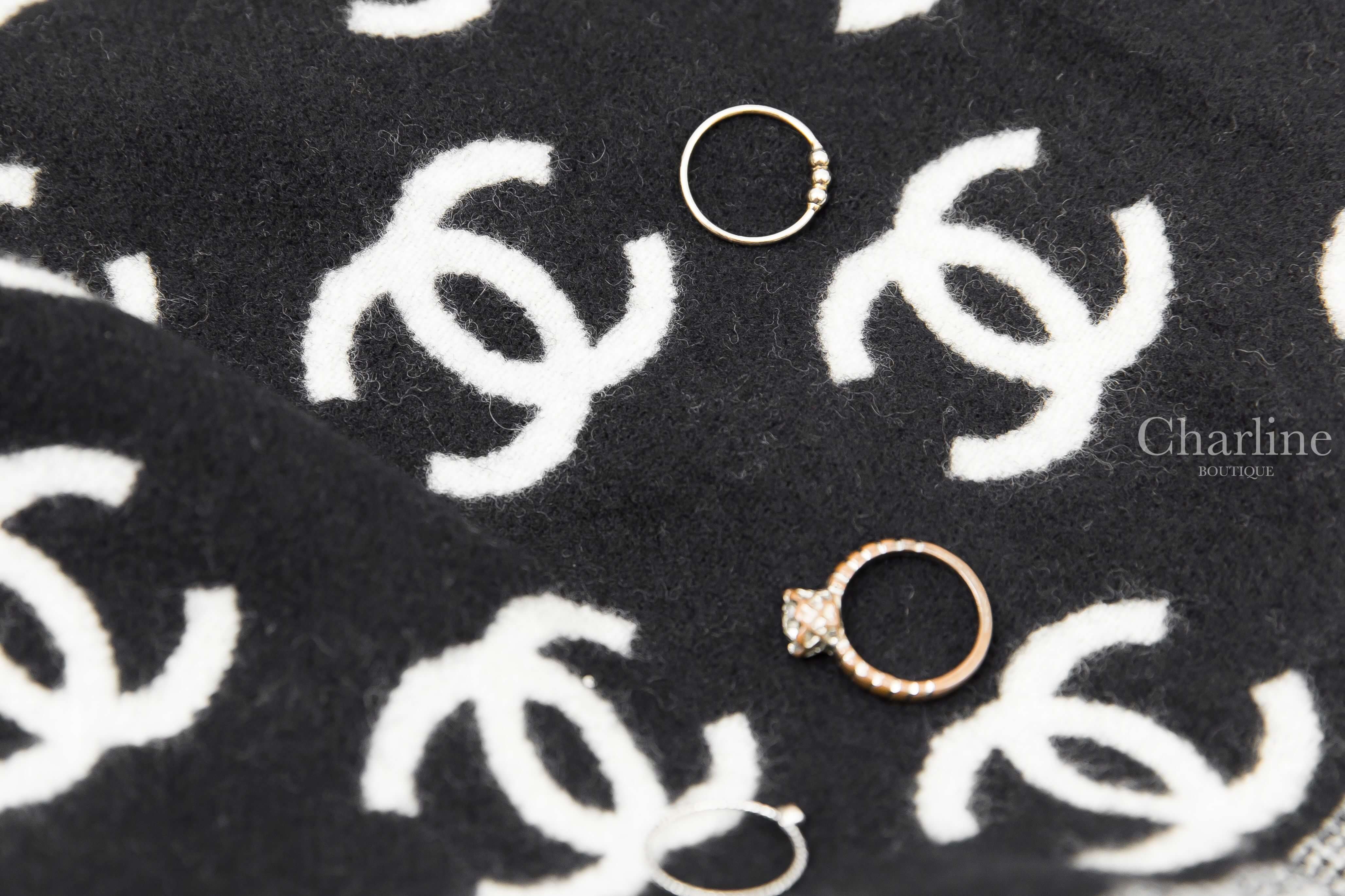 Chanel Scarf 黑色/白色滿版CC雙面流蘇羊毛圍巾