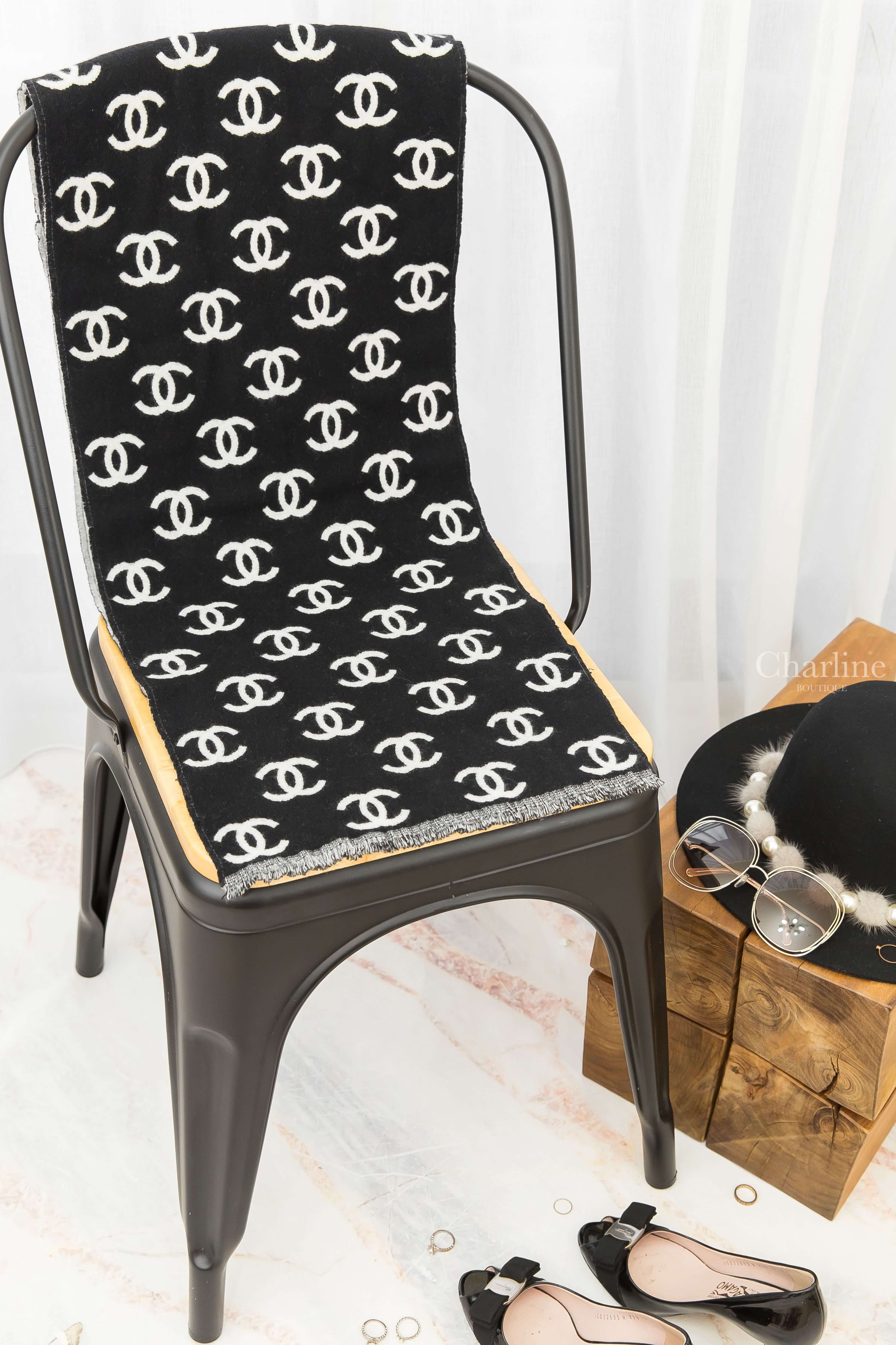 Chanel Scarf 黑色/白色滿版CC雙面流蘇羊毛圍巾-Charline Boutique 精品代購