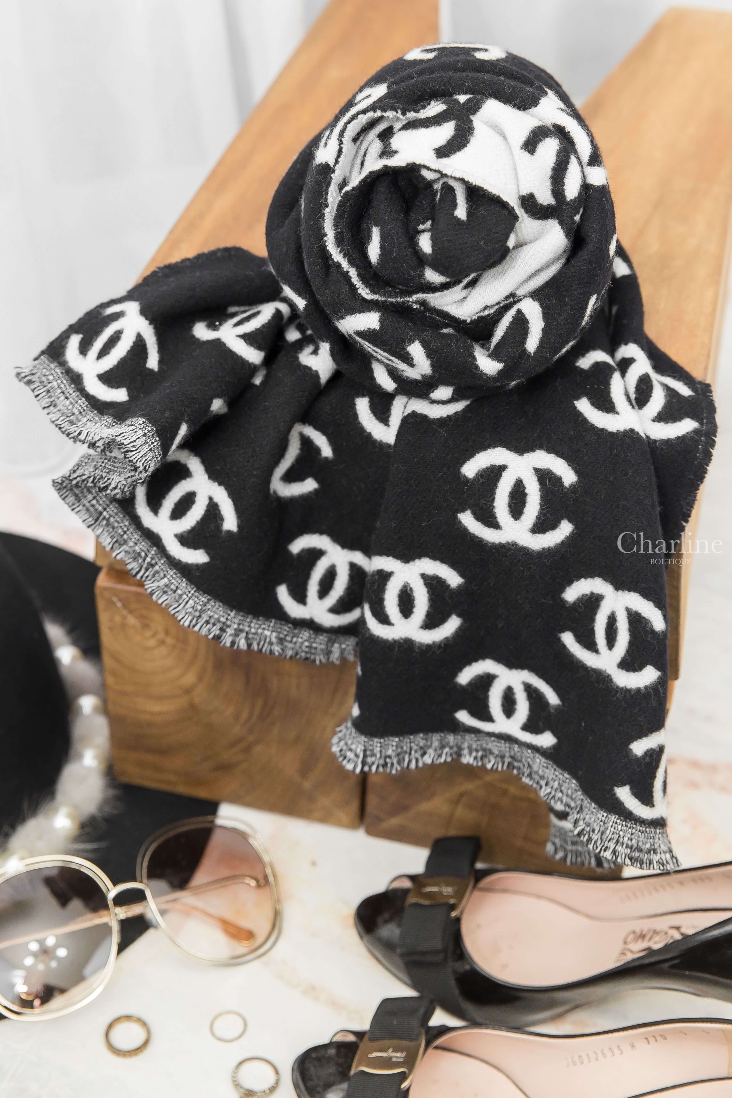 Chanel Scarf 黑色/白色滿版CC雙面流蘇羊毛圍巾-Charline Boutique 精品代購