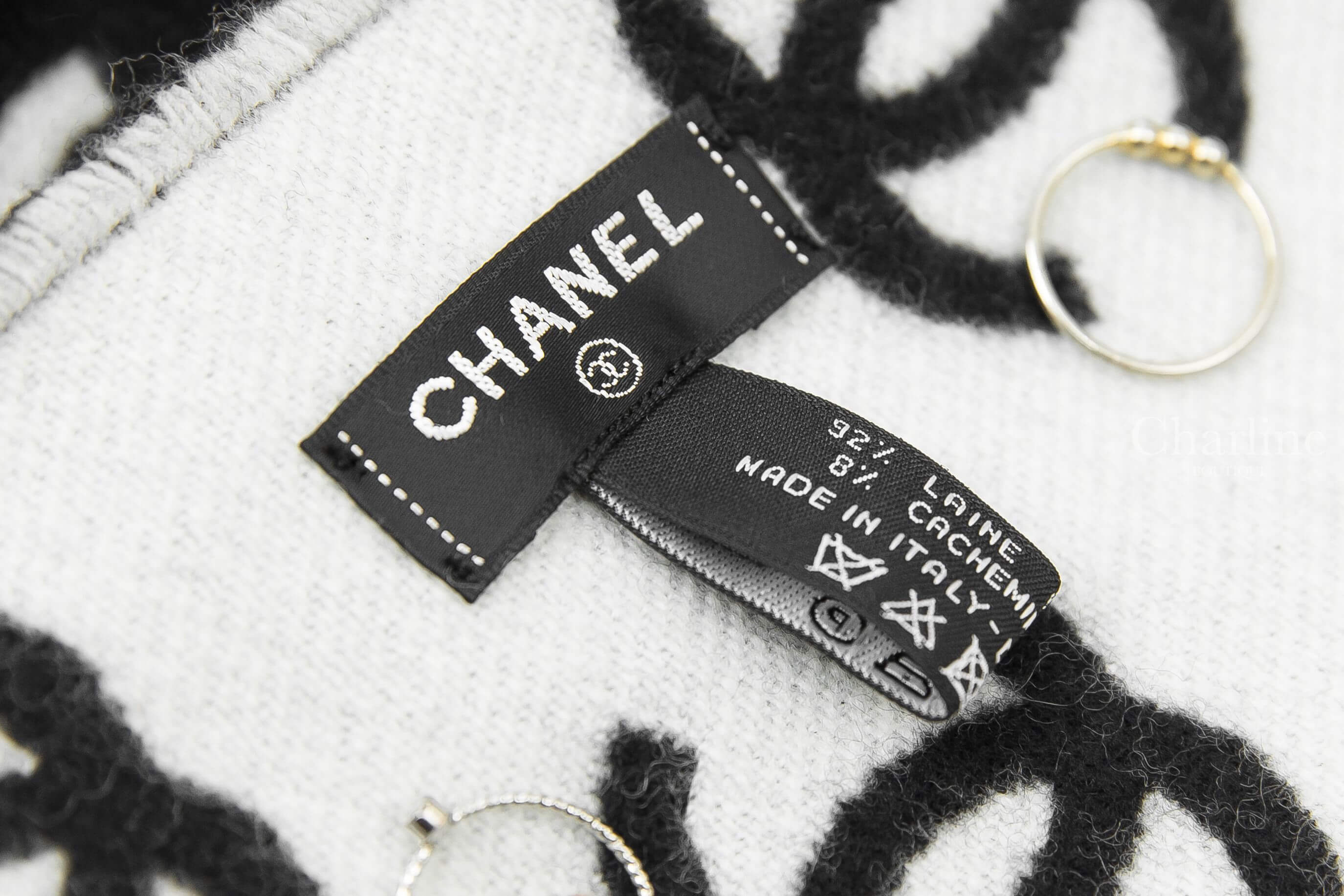Chanel Scarf 黑色/白色滿版CC雙面流蘇羊毛圍巾-Charline Boutique 精品代購