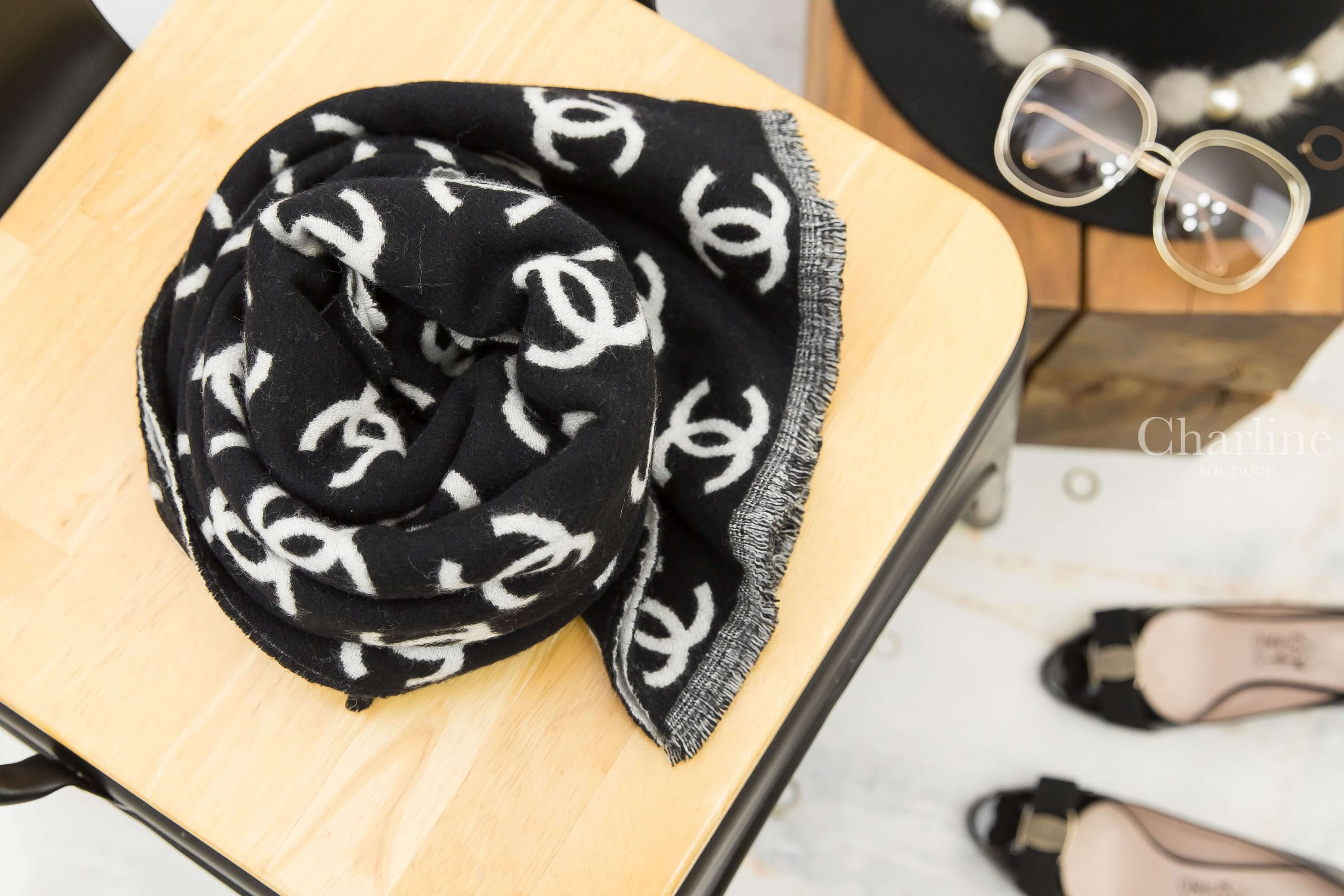 Chanel Scarf 黑色/白色滿版CC雙面流蘇羊毛圍巾-Charline Boutique 精品代購
