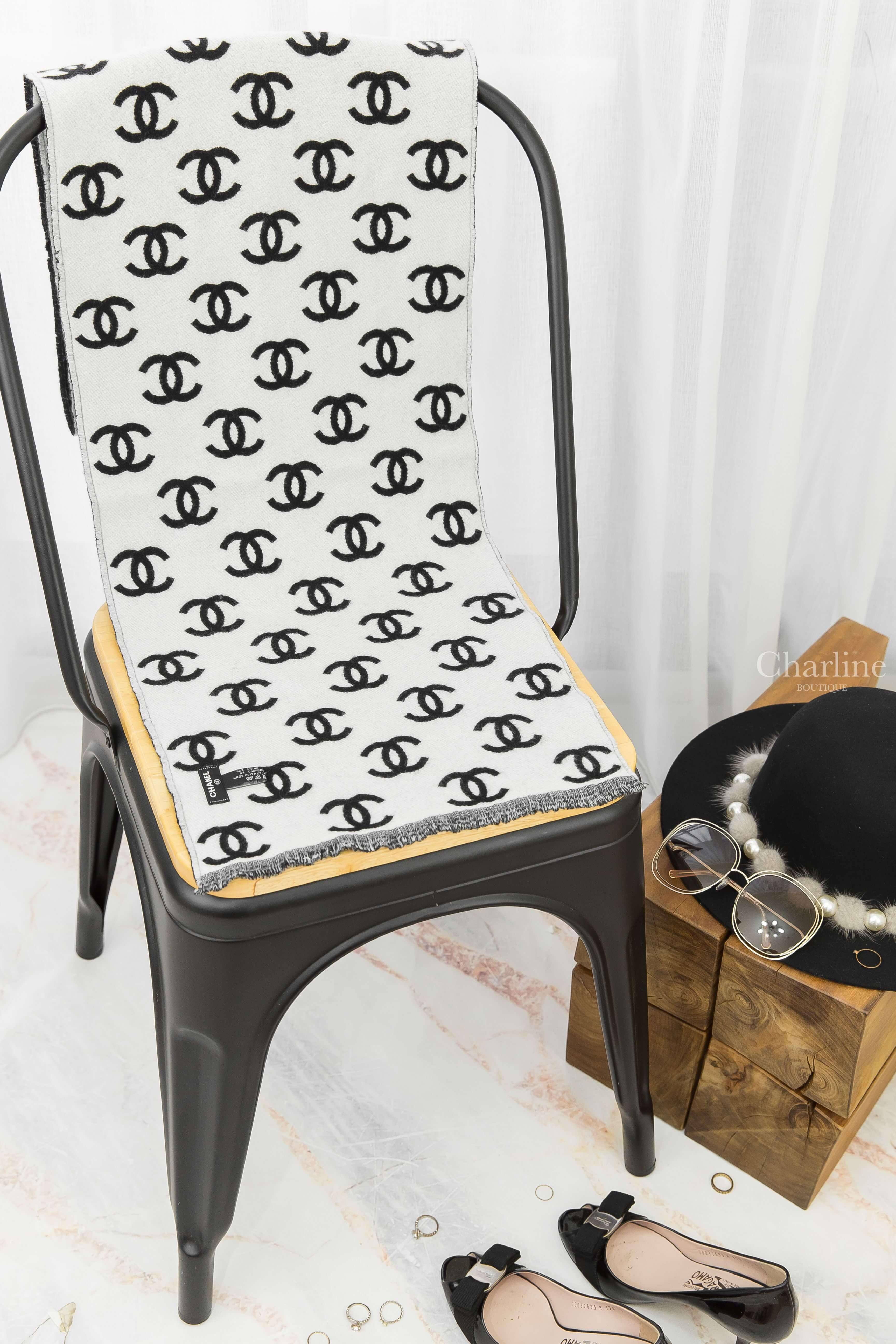 Chanel Scarf 黑色/白色滿版CC雙面流蘇羊毛圍巾-Charline Boutique 精品代購