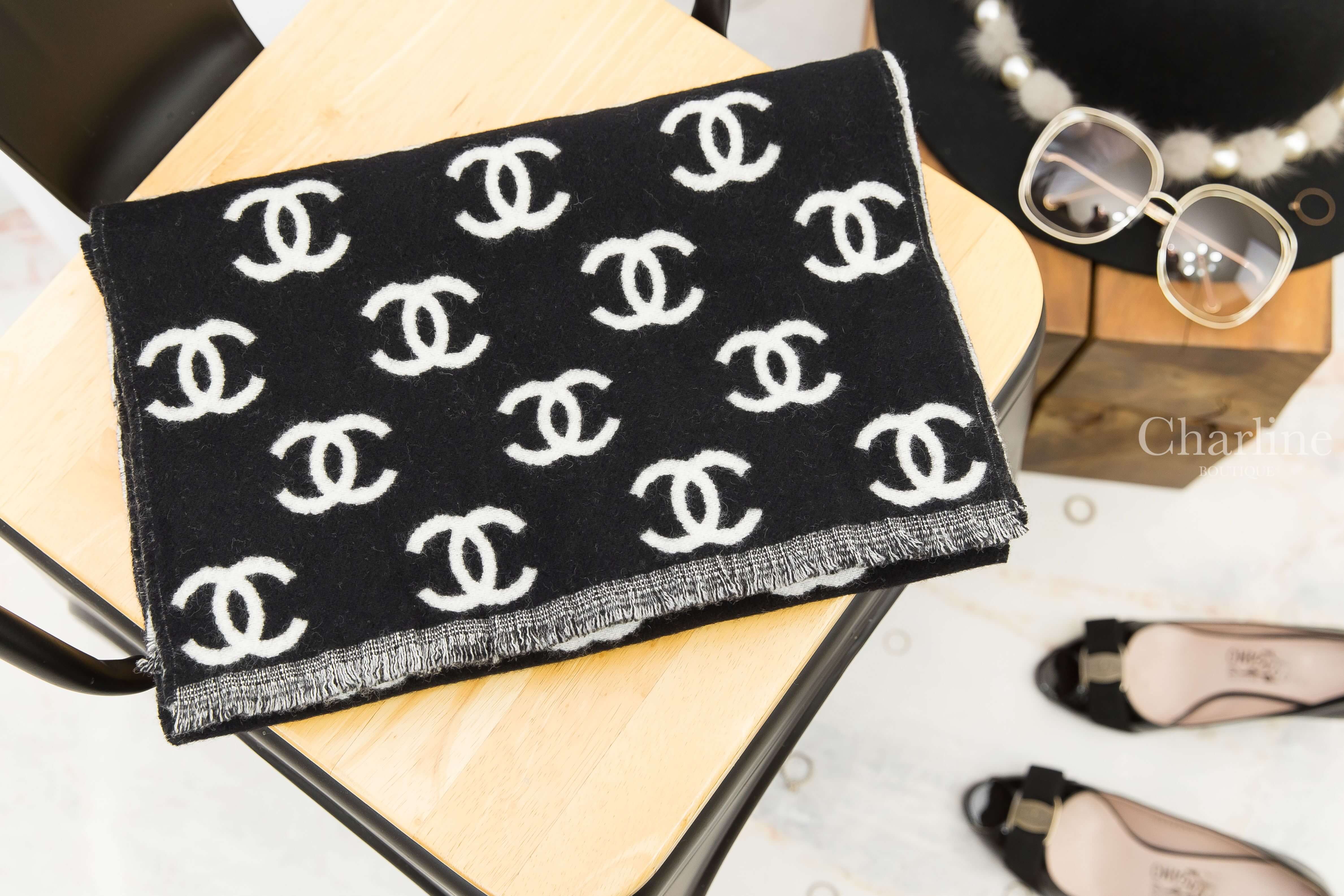 Chanel Scarf 黑色/白色滿版CC雙面流蘇羊毛圍巾-Charline Boutique 精品代購