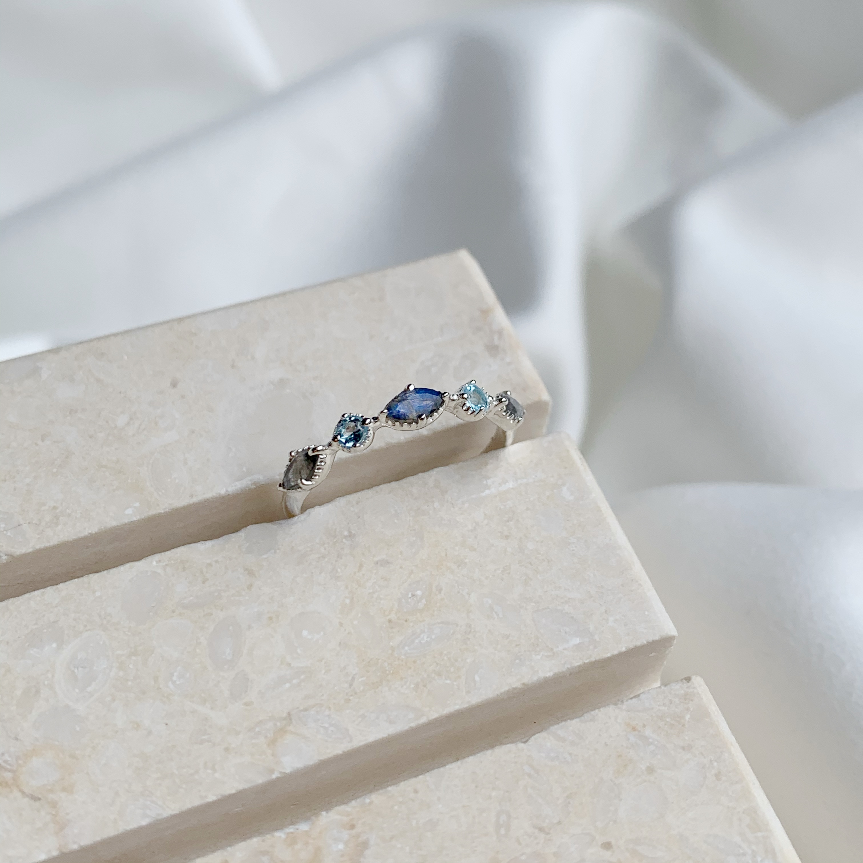 半圈眼形黑月光托帕石戒指