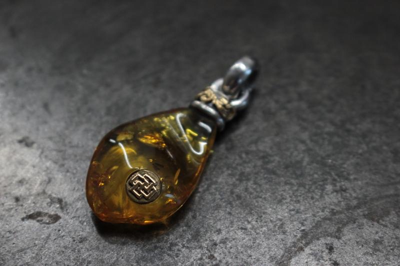 SE-777 琥珀色吊墜