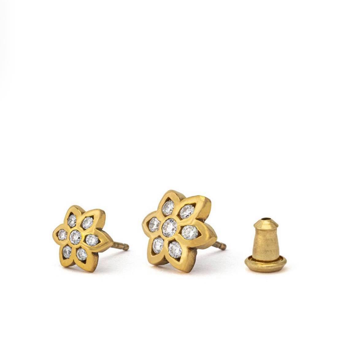 Cut Out Rosette Stud, 22K with White Diamond