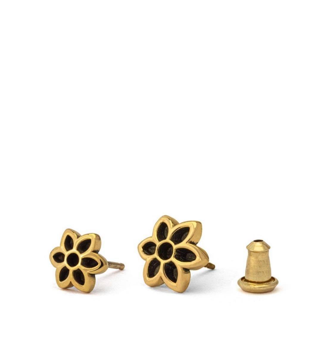 Cut Out Rosette Stud, 22K