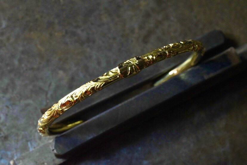 K18全浮彫唐草點金手鐲