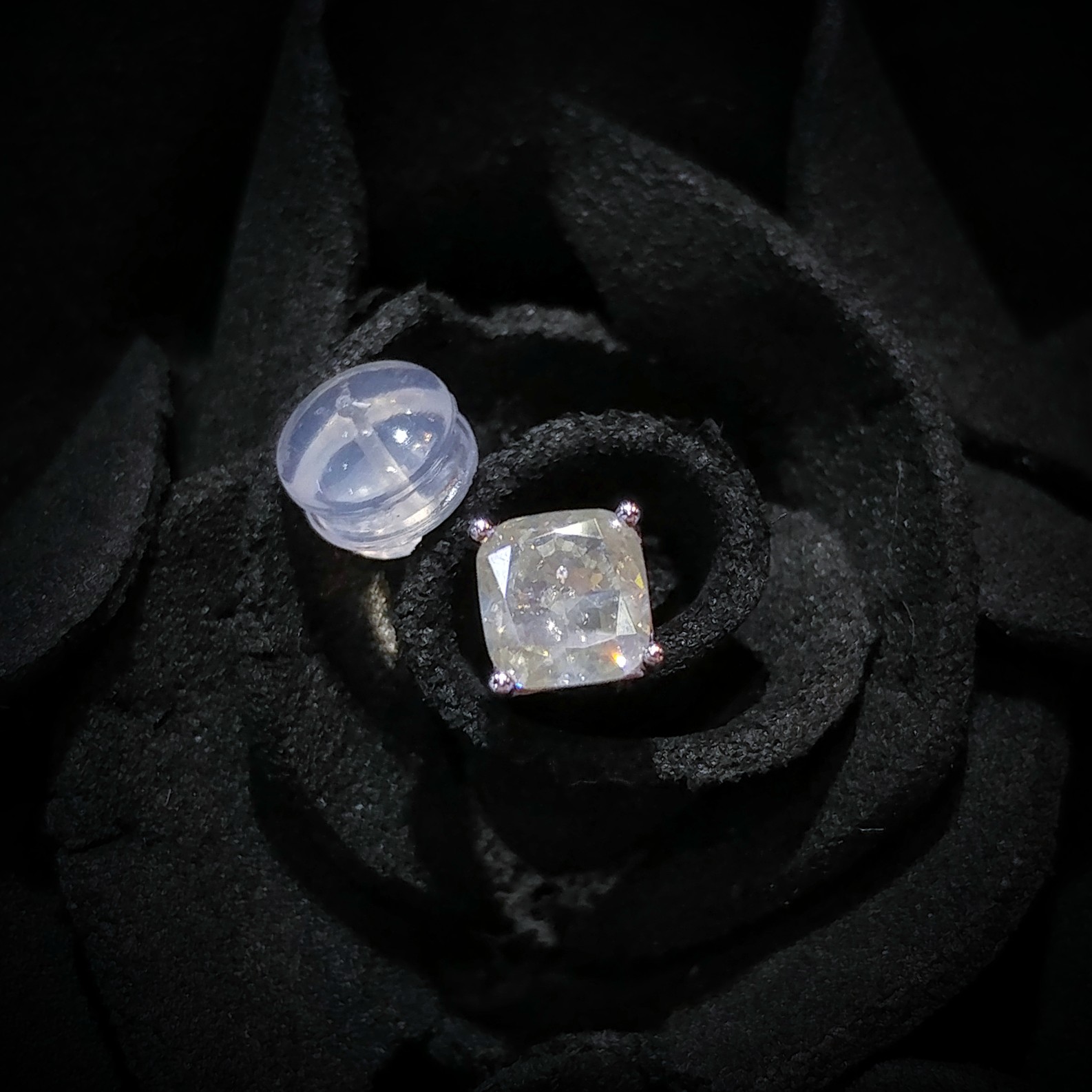 18K White Gold 0.57ct Cushion Cut Diamond Single Earring