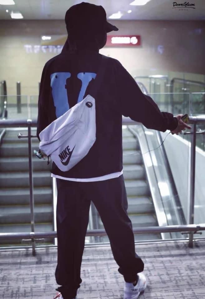 VLONE 限定款 黑藍 字體 Logo 大V 長袖 帽T