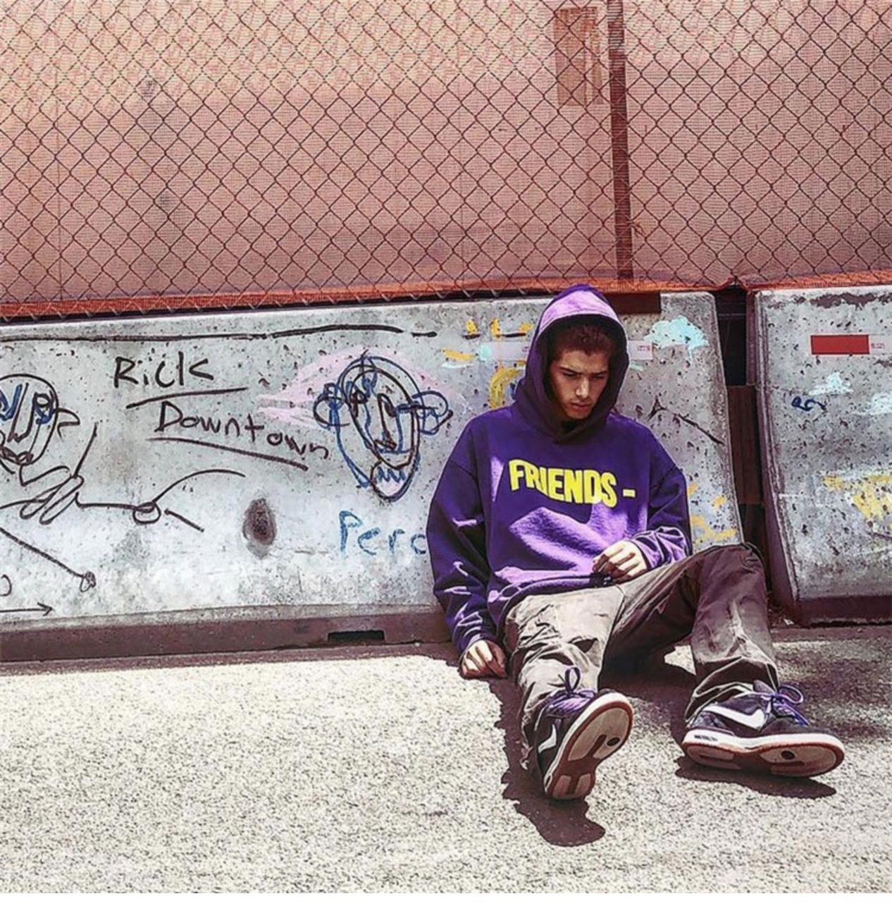 VLONE FRIENDS 紫黃 Logo下擺破壞 帽T