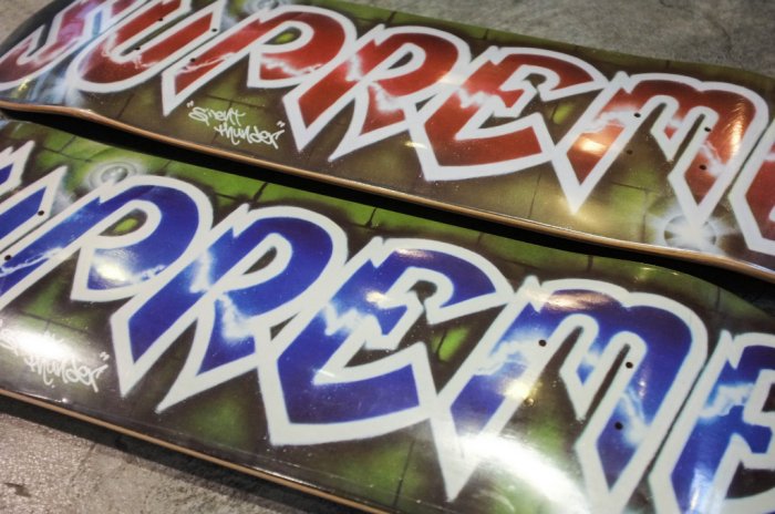 【車庫服飾】SUPREME LEE LOGO DECKS 2018 牆璧 塗鴉 一組 經典收藏滑板