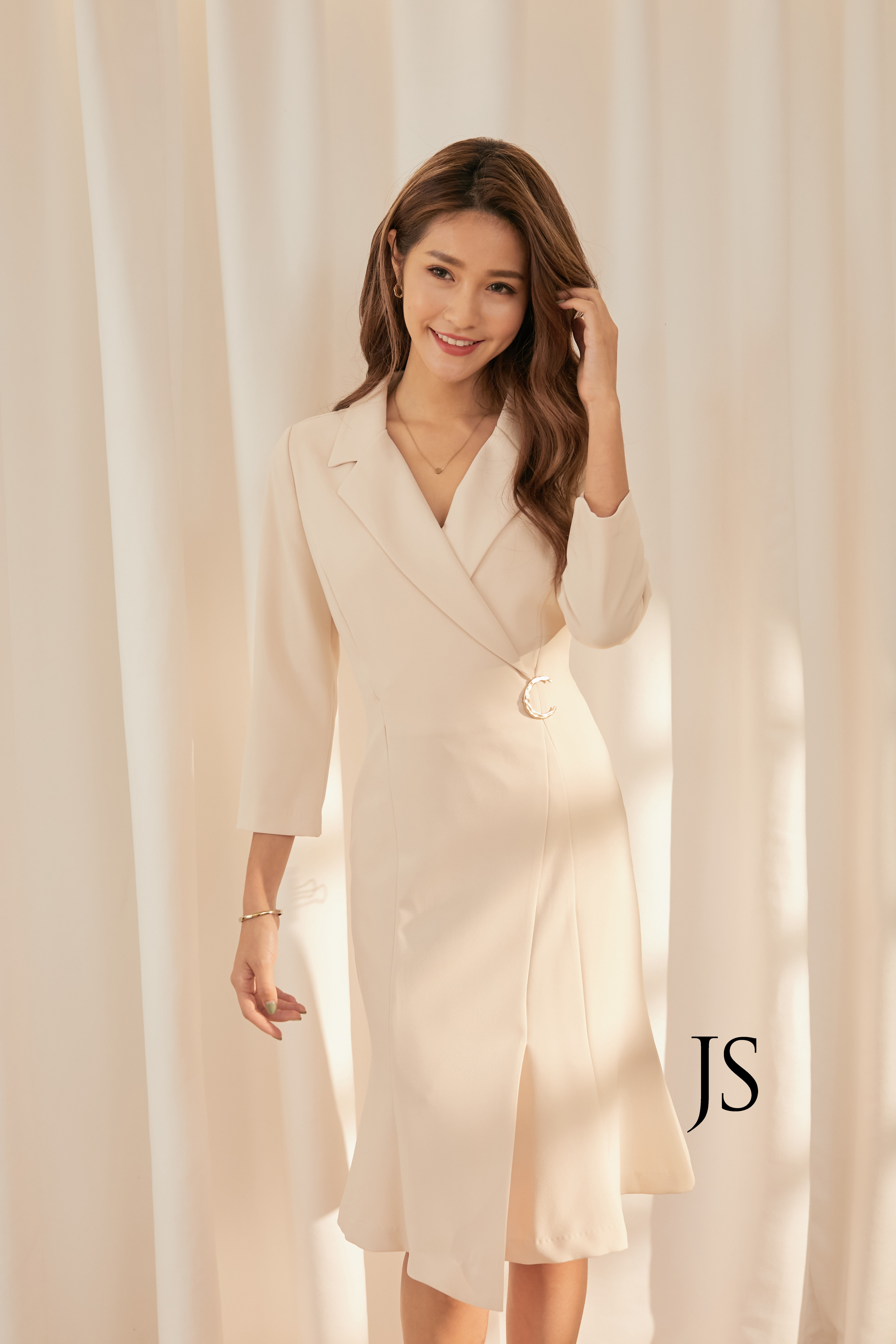 彎月造型合身洋裝(米白) -七分袖