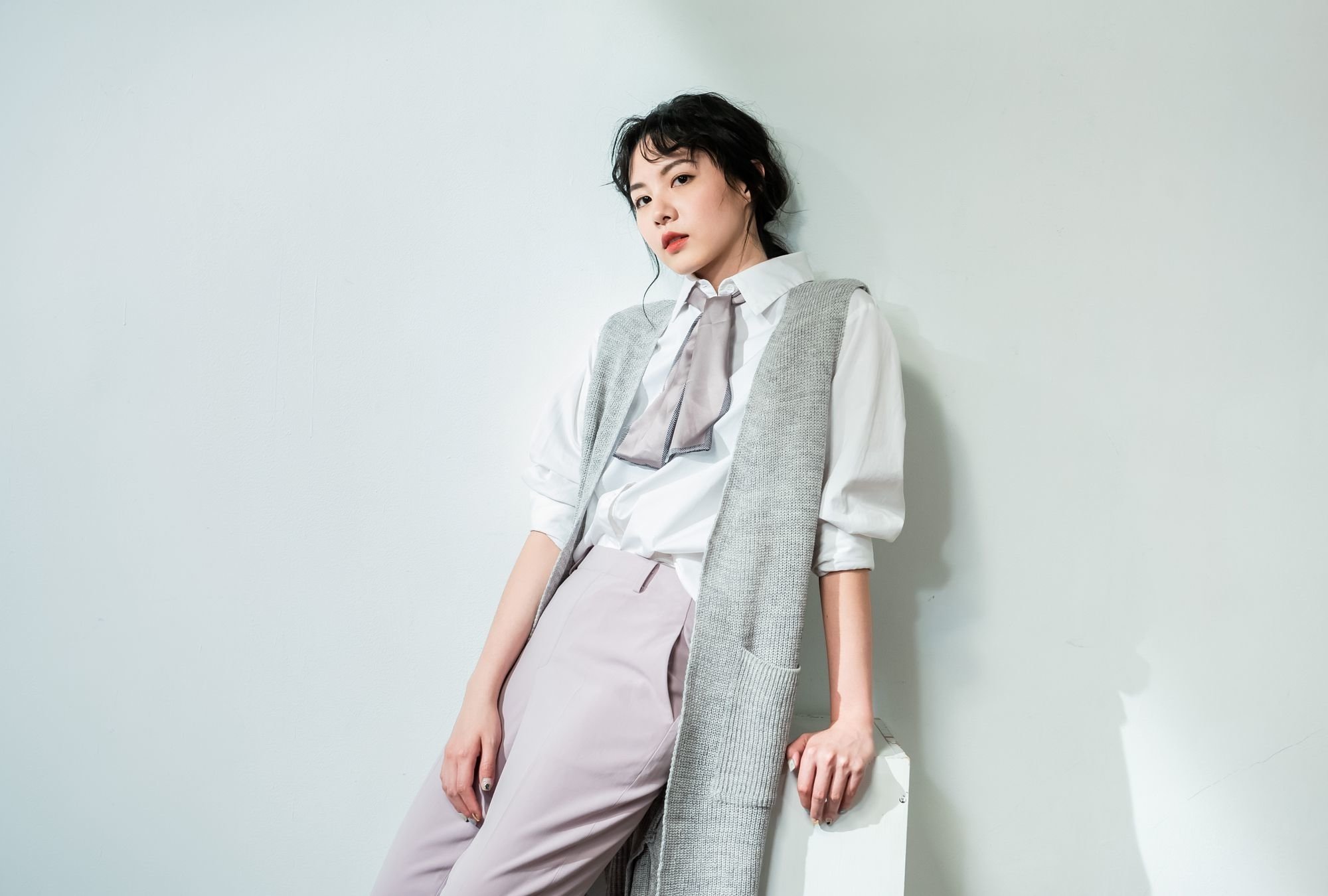 淺灰色V領長版開襟背心