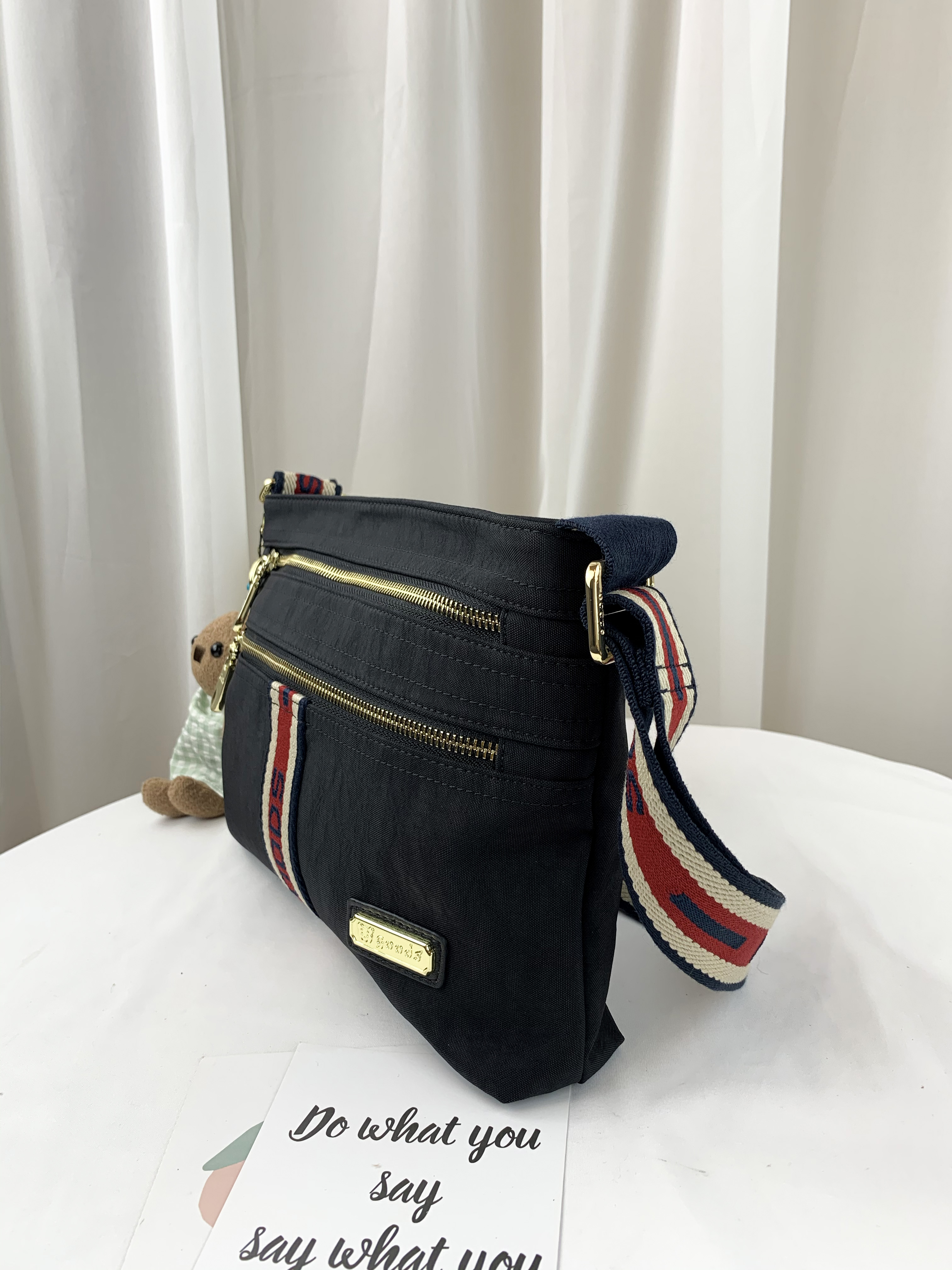 GOODS 織帶黑 水洗紋防潑水側背包 附小熊吊飾 #2712