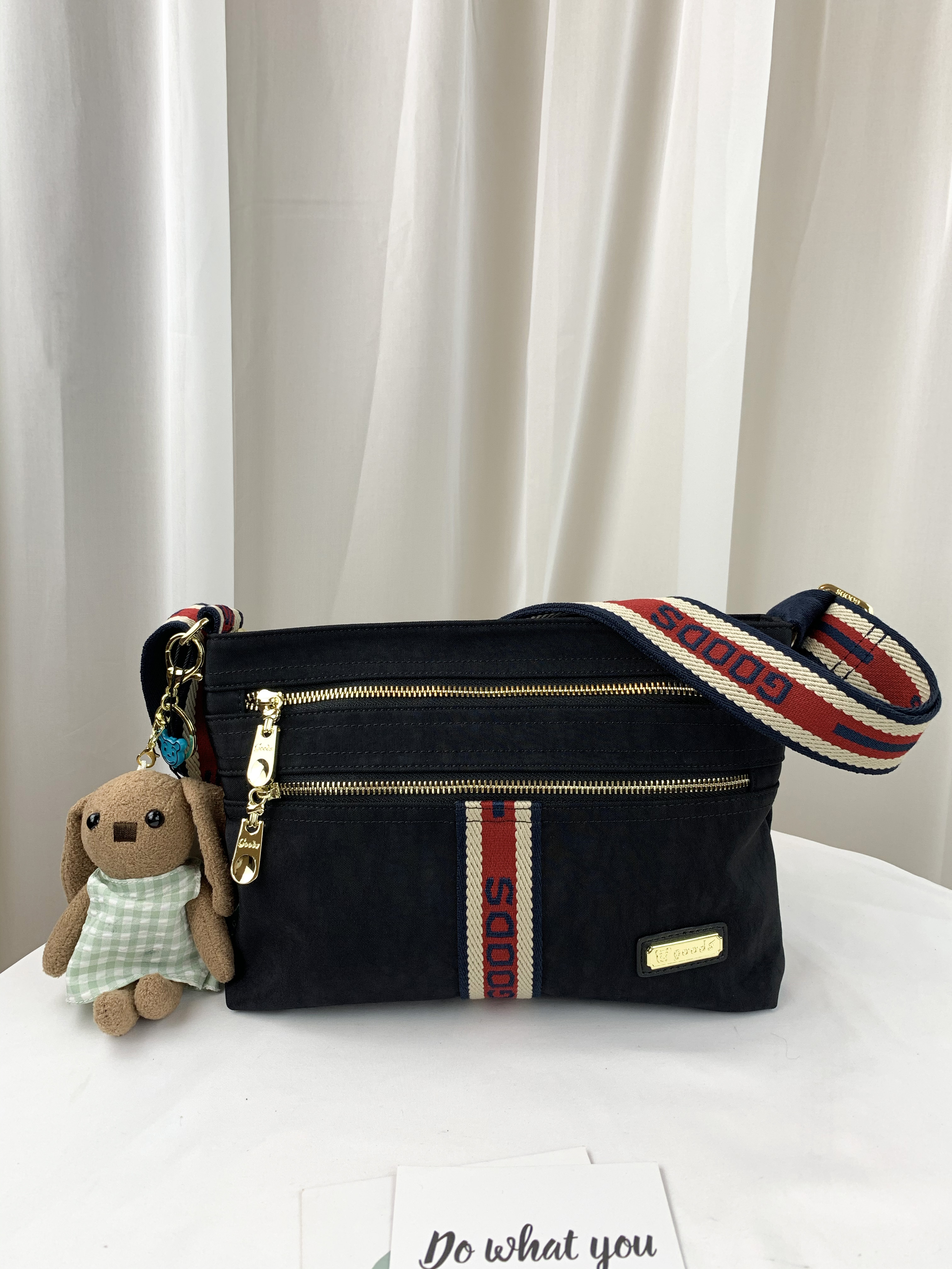 GOODS 織帶黑 水洗紋防潑水側背包 附小熊吊飾 #2712