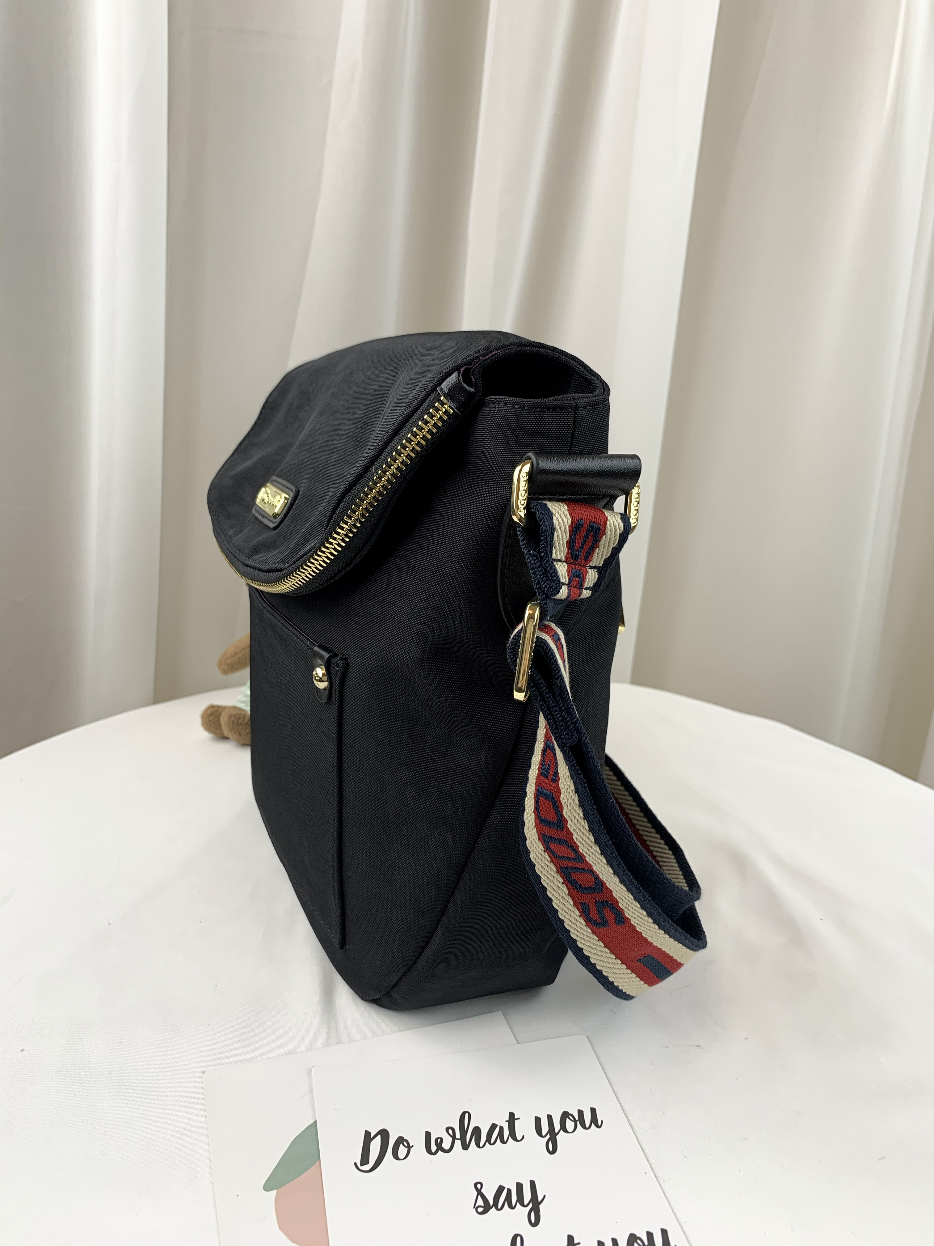 GOODS 織帶黑 水洗紋防潑水側背包 附小熊吊飾 #2736